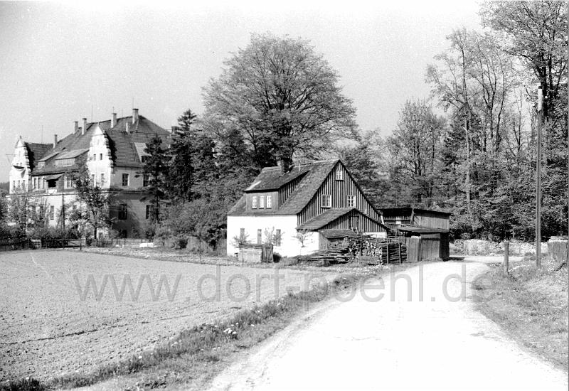 0004.jpg - Strasse von Helmsgrün in Richtung Schloss