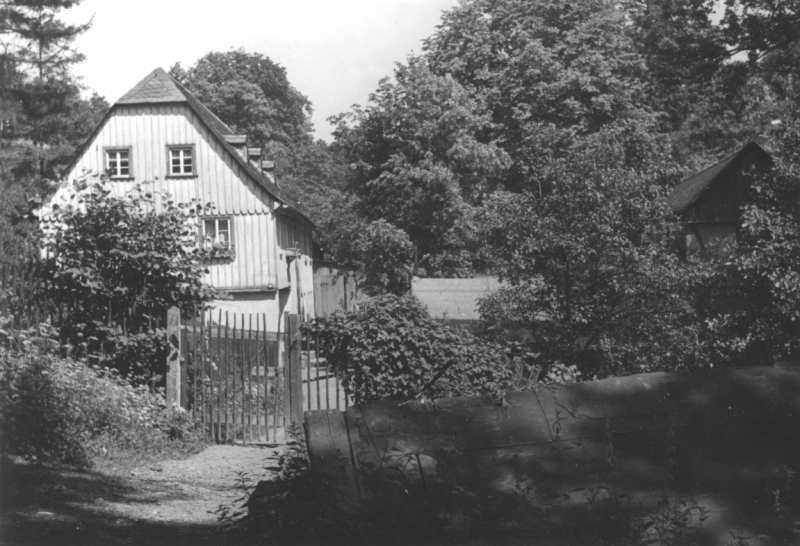 001 (46).jpg - Im Vordergrund die Trieb, dann der Sportplatz und anschließend das Haus mit Nebengebäuden der Fam. Gruber