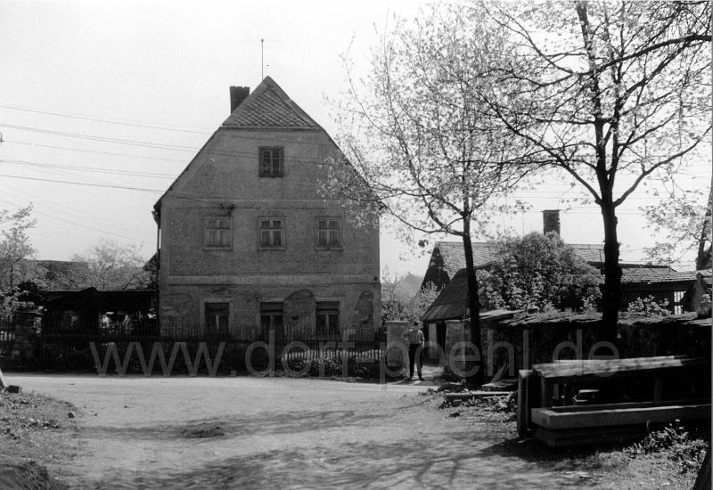 0038.jpg - Haus Fam. Fischer, rechts Teile von umgesetzten Grabstellen