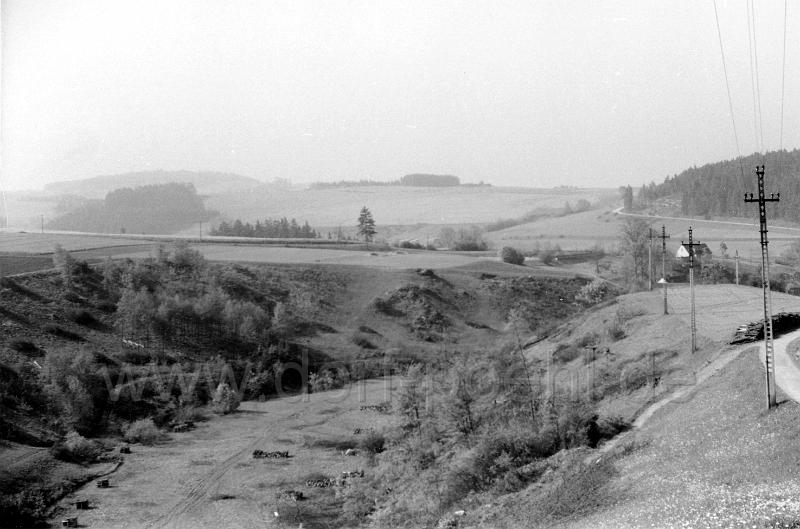 0040.jpg - Tal des Bellwitzbaches von Helmsgrün Richtung Trieb. Rechts oben sieht man die "neue" Strasse  nach Möschwitz. Kurz nach der Rechtskurve der Strasse, hinter dem Wald, liegt das Winterquartier der heutigen Pöhler Schiffsflotte, links davon der heutige Campingplatz "Gunzenberg"