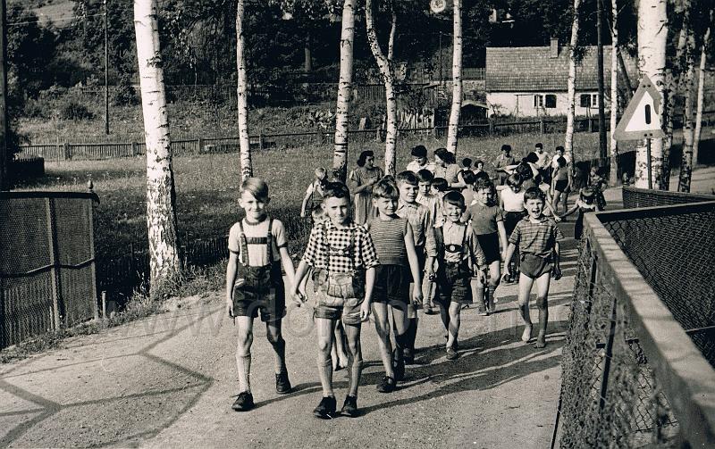 005.jpg - Gruppe Kinder vom Ferienlager, Blick von der "Scheune" in Richtung Dorf