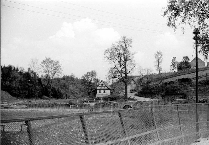 0061.jpg - die gleiche Ansicht jetzt von der Brücke über die Trieb. Links ein Teil vom Sportplatz.