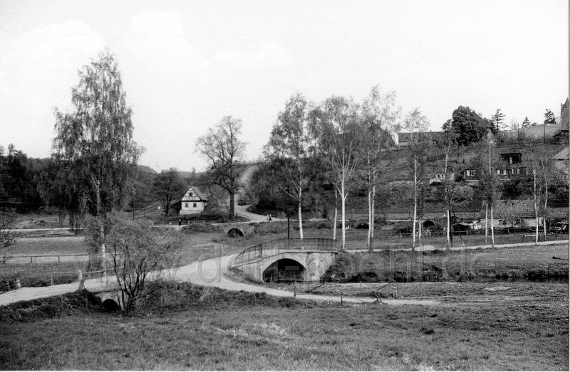 0063.jpg - Im Vordergrund die Brücke über die Trieb, danach die Brücke über den Lohbach und dann der Weg hoch zum Wirschaftshof des Schlosses, Haus "Poppenmarie"