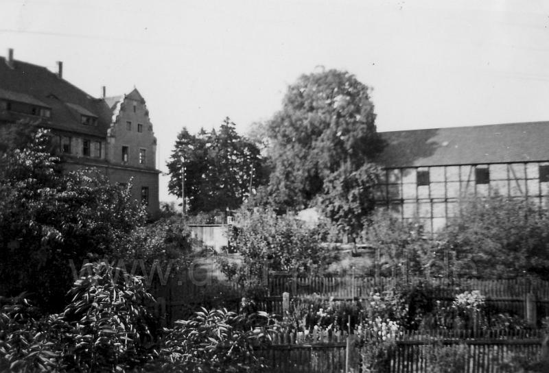 Scheune_Heinz.jpg - Schloss, rechts Scheune Fam. Heinz