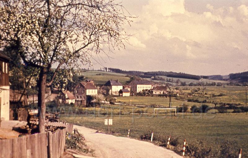 img077.jpg - Blick von der Strasse nach Jocketa über den Sportplatz in Richtung Gansgrün