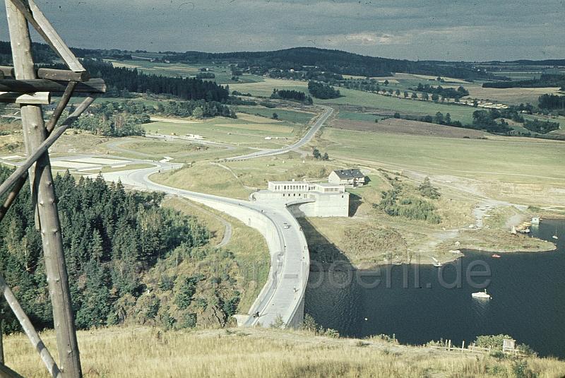 neu1.jpg - Fertiggestellte Staumauer, Verlauf der Strasse nach Neudörfel, links die Parkplätze